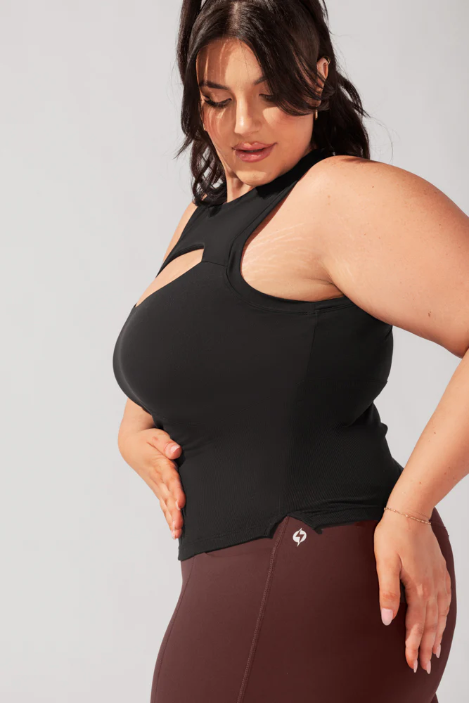3322-peekaboo-crew-tank-black-1.webp