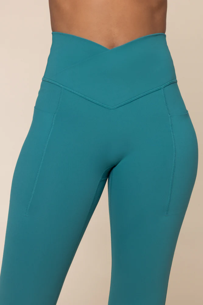 3652-crisscross-hourglass-flared-leggings-with-pockets-emerald-1.webp