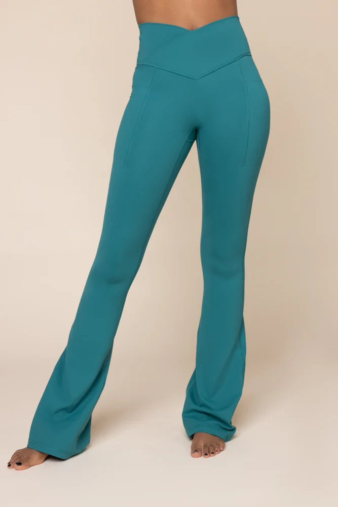 3652-crisscross-hourglass-flared-leggings-with-pockets-emerald-1.webp