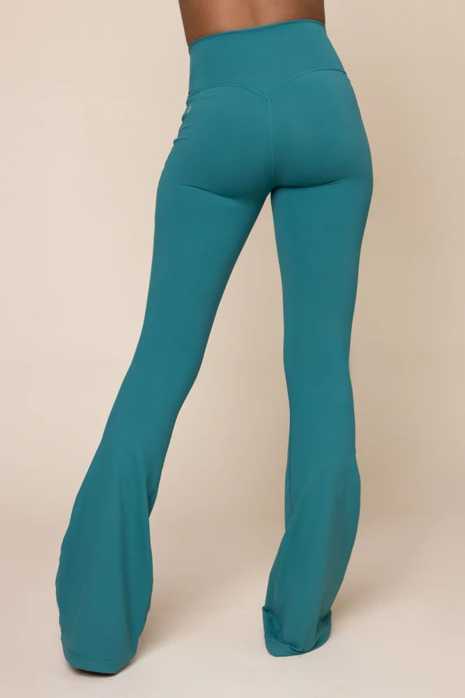 3652-crisscross-hourglass-flared-leggings-with-pockets-emerald-1.webp