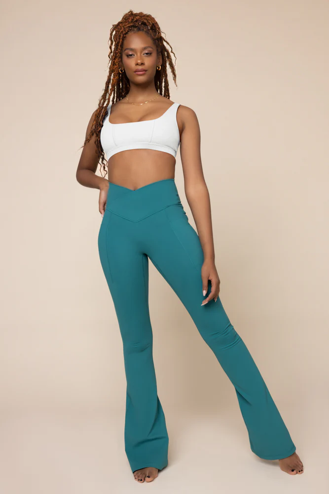 3652-crisscross-hourglass-flared-leggings-with-pockets-emerald-1.webp