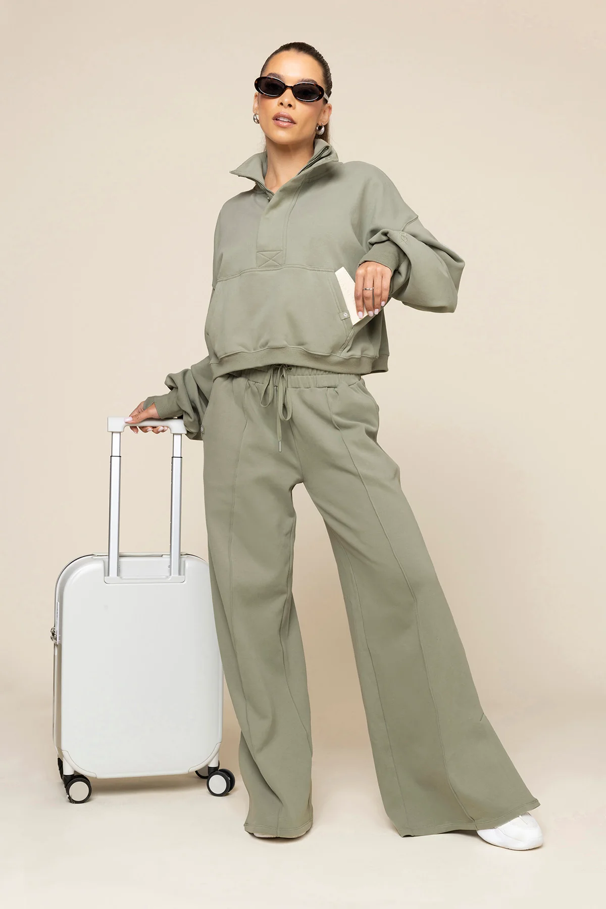 3841-ooey-gooey-crop-half-zip-light-sage-1.webp