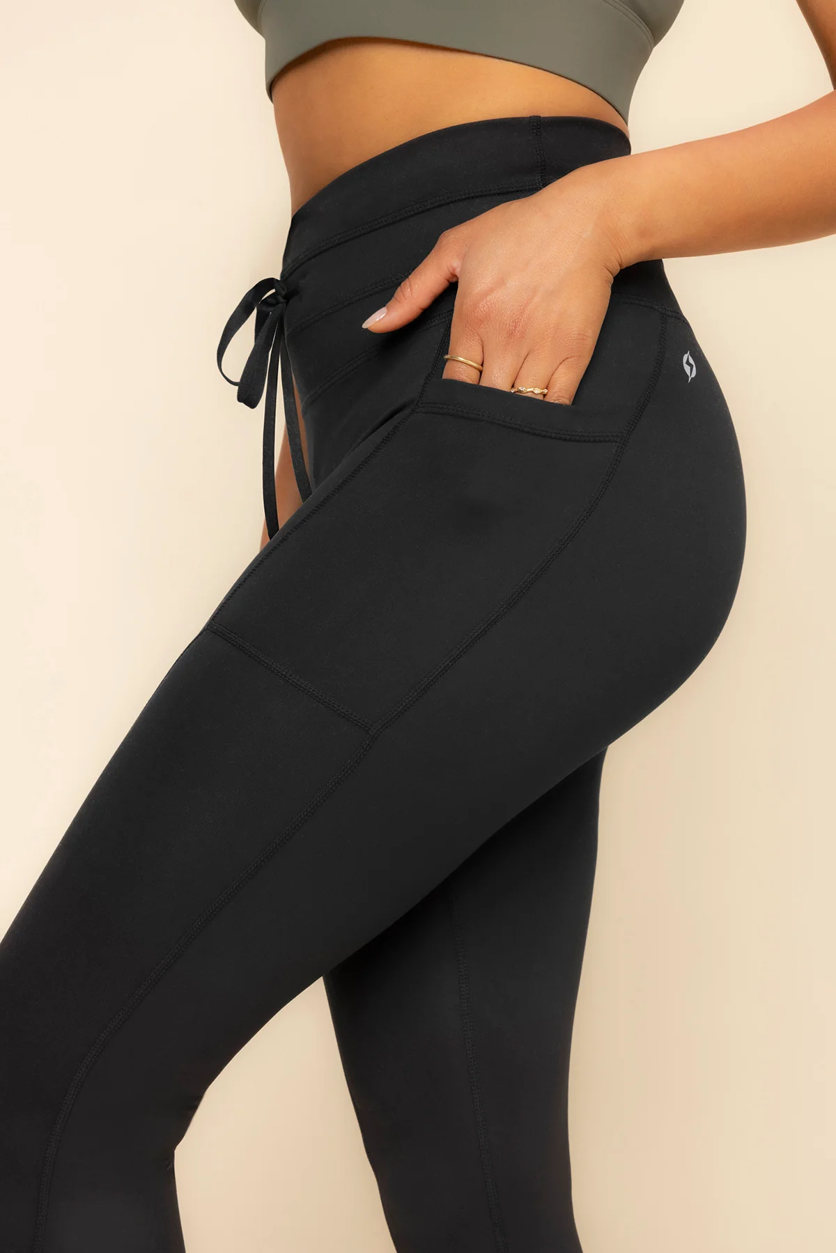 540-cargo-legging-with-pockets-black-1.webp