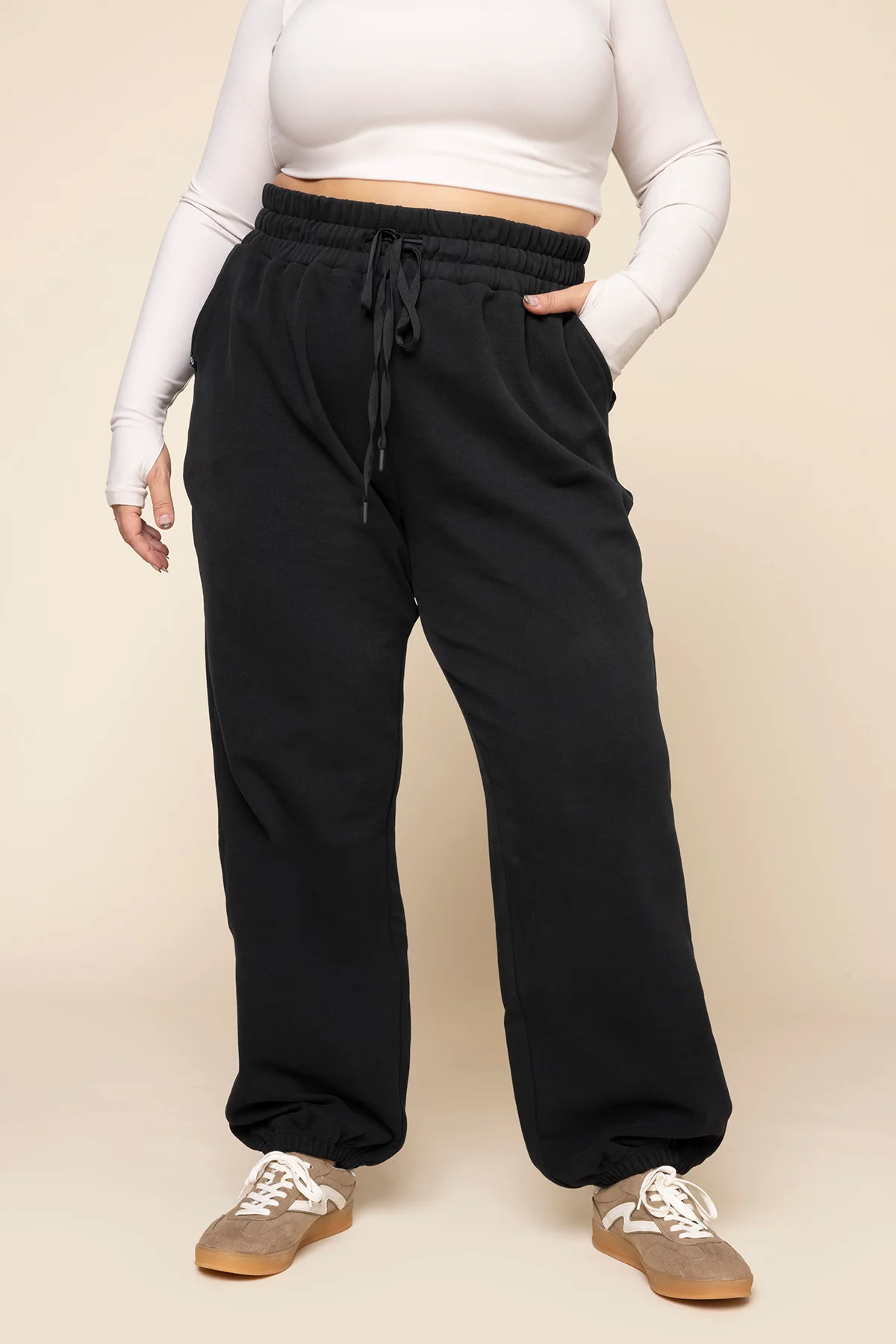 8933-ooey-gooey-sweatpant-black-1.webp