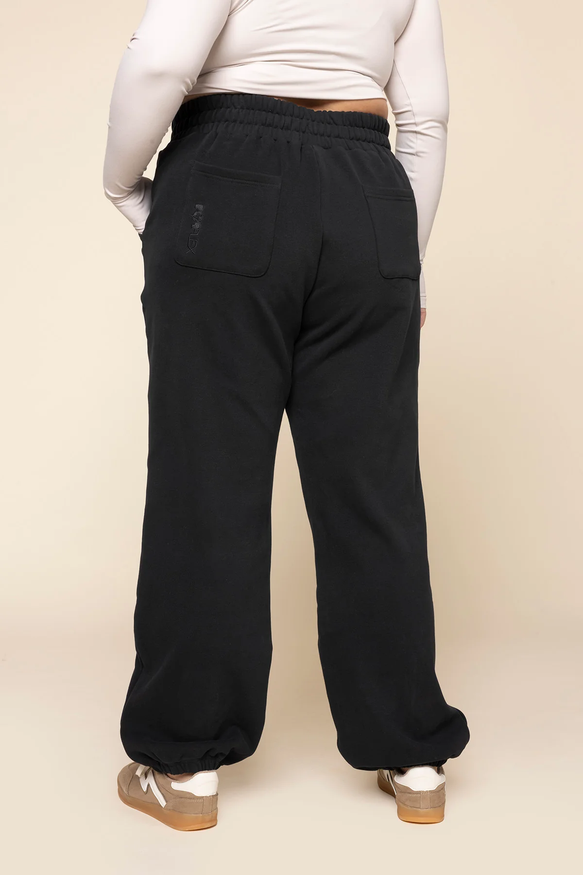 8933-ooey-gooey-sweatpant-black-1.webp