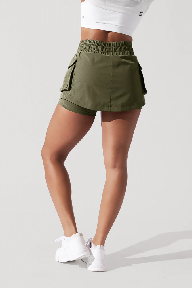 925-hiking-superskort-dark-olive-1.webp